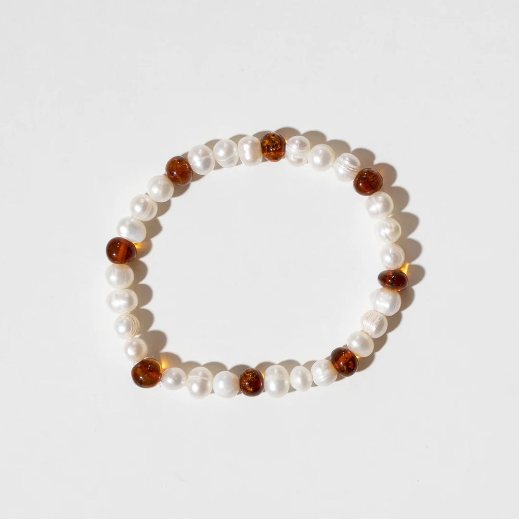 Pearly Caramel Bracelet – Women's Bracelet with Freshwater Pearls and Caramel Amber – Nirrimis