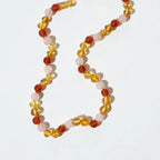 Sofie Adult Necklace – Damenhalskette aus Bernstein, Karneol und Rosenquarz – 925er Silberverschluss – Nirrimis