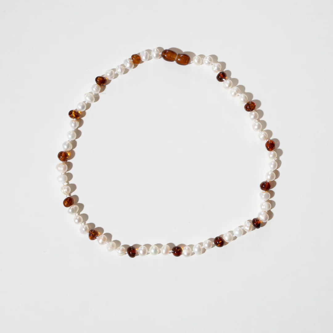 Barnsteen en parelketting - Pearly Caramel - 32 cm - Nirrimis - productfoto
