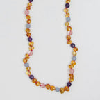 Barnsteen en edelstenen ketting - Bobbie - 32 cm - Nirrimis - productfoto