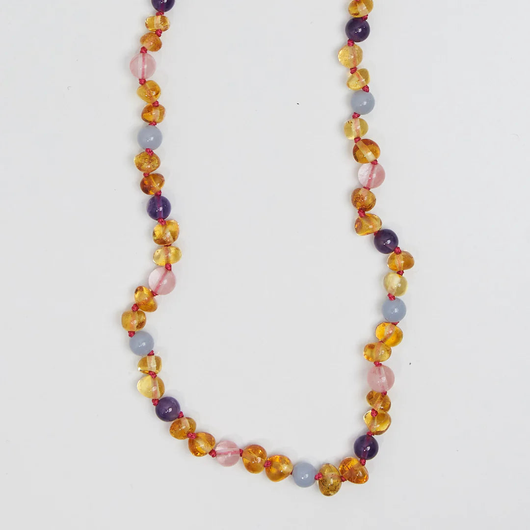 Barnsteen en edelstenen ketting - Bobbie - 32 cm - Nirrimis - productfoto