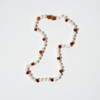 Barnsteen en parelketting - Pearly Caramel - 32 cm - Nirrimis - productfoto - afbeelding 2