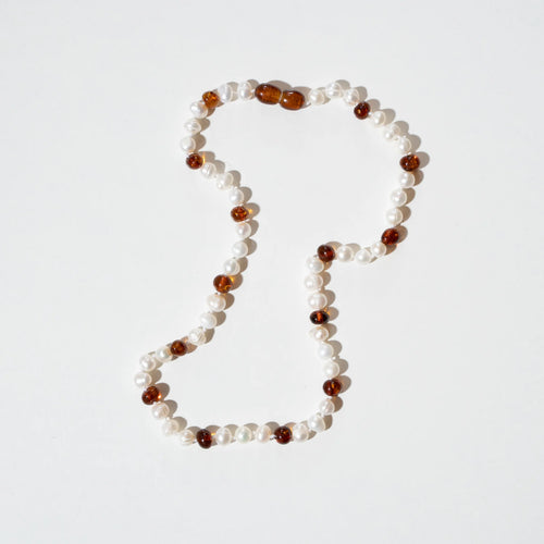 Barnsteen en parelketting - Pearly Caramel - 32 cm - Nirrimis - productfoto - afbeelding 2
