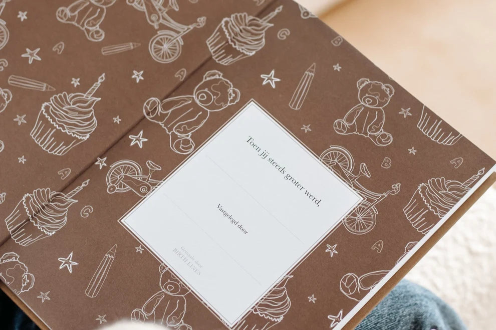 Toen jij steeds groter werd – Childhood Keepsake Journal from 1 to 10 Years with Memories & Milestones – Birth Lines