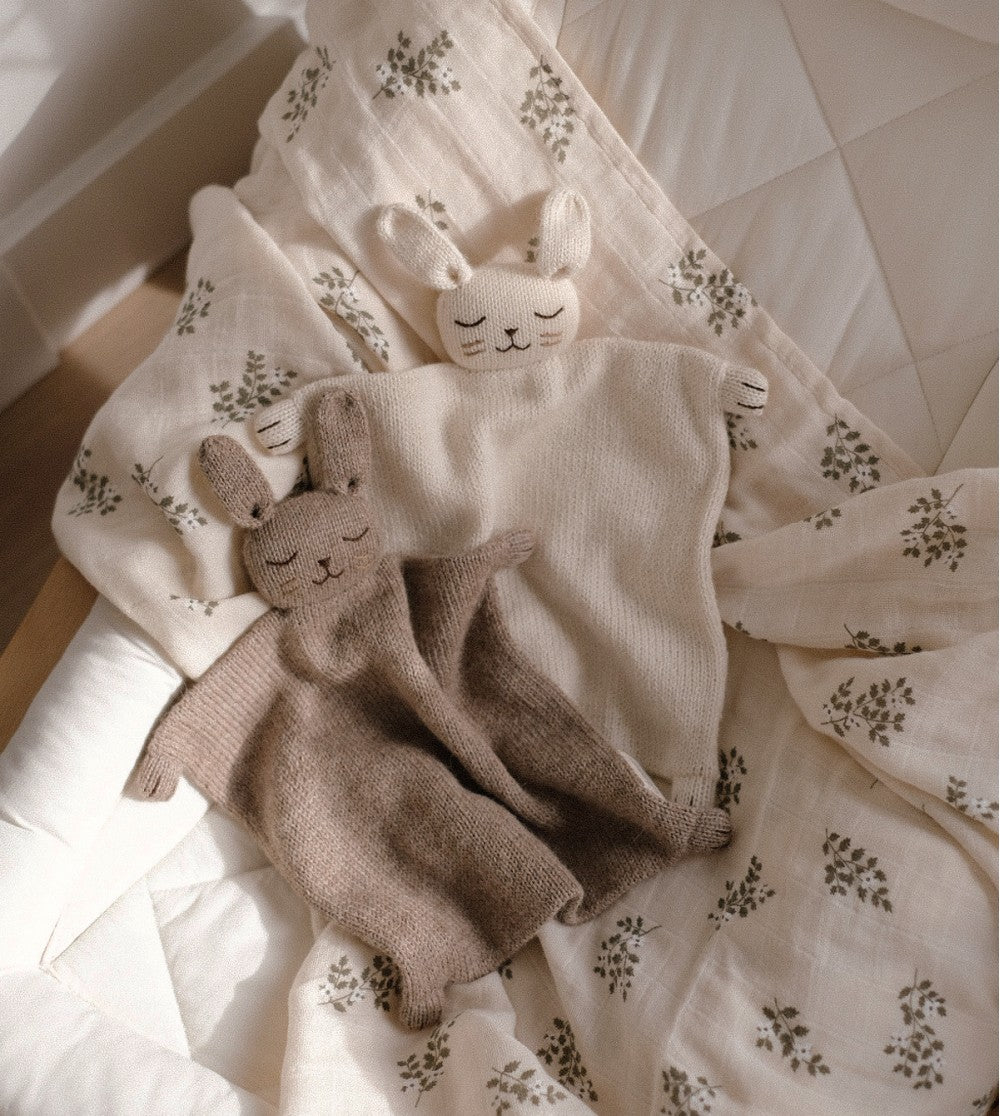 Knitted comforter - Alpaca wool - Bunny - Sand - Main Sauvage