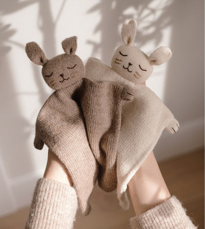 Knitted comforter - Alpaca wool - Bunny - Sand - Main Sauvage