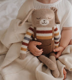 Großer Kuschelhase Romy Rainbow Sweater – 100% Baby-Alpaka – Main Sauvage