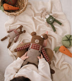 Grote knuffelbeer Milo Sienna Plaid – 100% baby alpaca – Main Sauvage