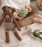 Grote knuffelbeer Milo Sienna Plaid – 100% baby alpaca – Main Sauvage