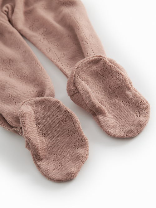 Combinaison avec pieds douce MarMar Copenhagen Piva en laine mérinos pointelle pour bébé nouveau-né, thermorégulatrice et sans démangeaisons, détail burnt rose