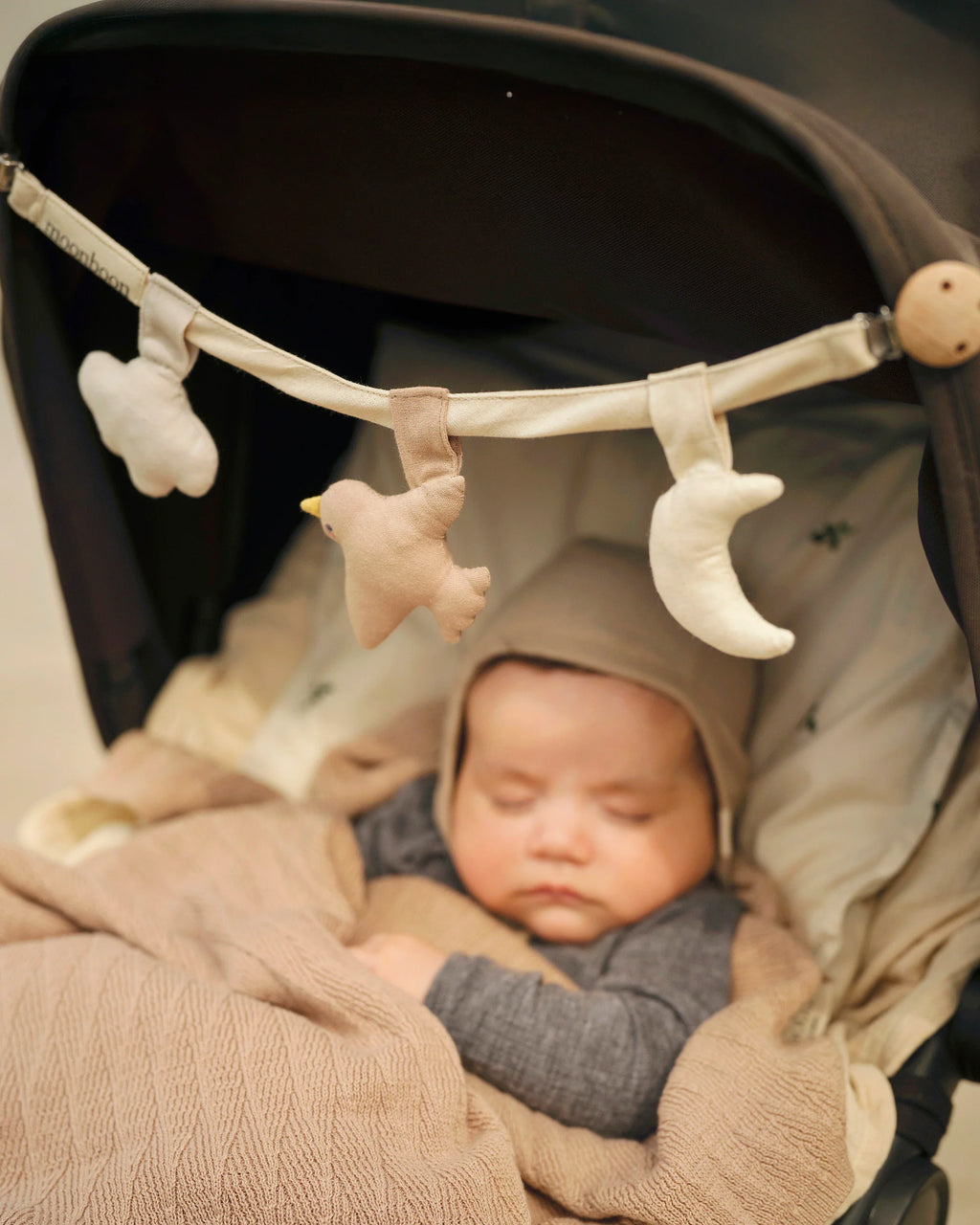 Kinderwagenketting - Over the moon - 100% Biologisch Katoen - Moonboon x Hans Christian Andersen - productfoto