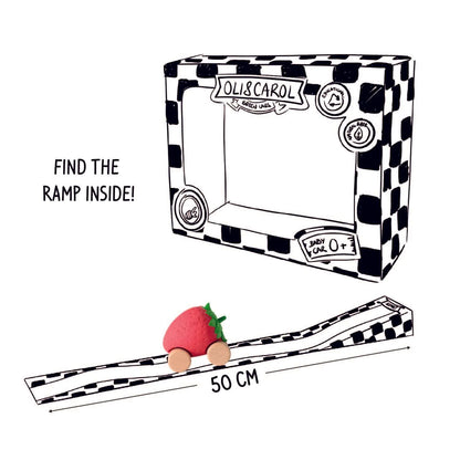 Speelgoedauto Sweetie the Strawberry met garage & racebaan - 0+ jaar - Natuurrubber & FSC-hout - Oli&Carol