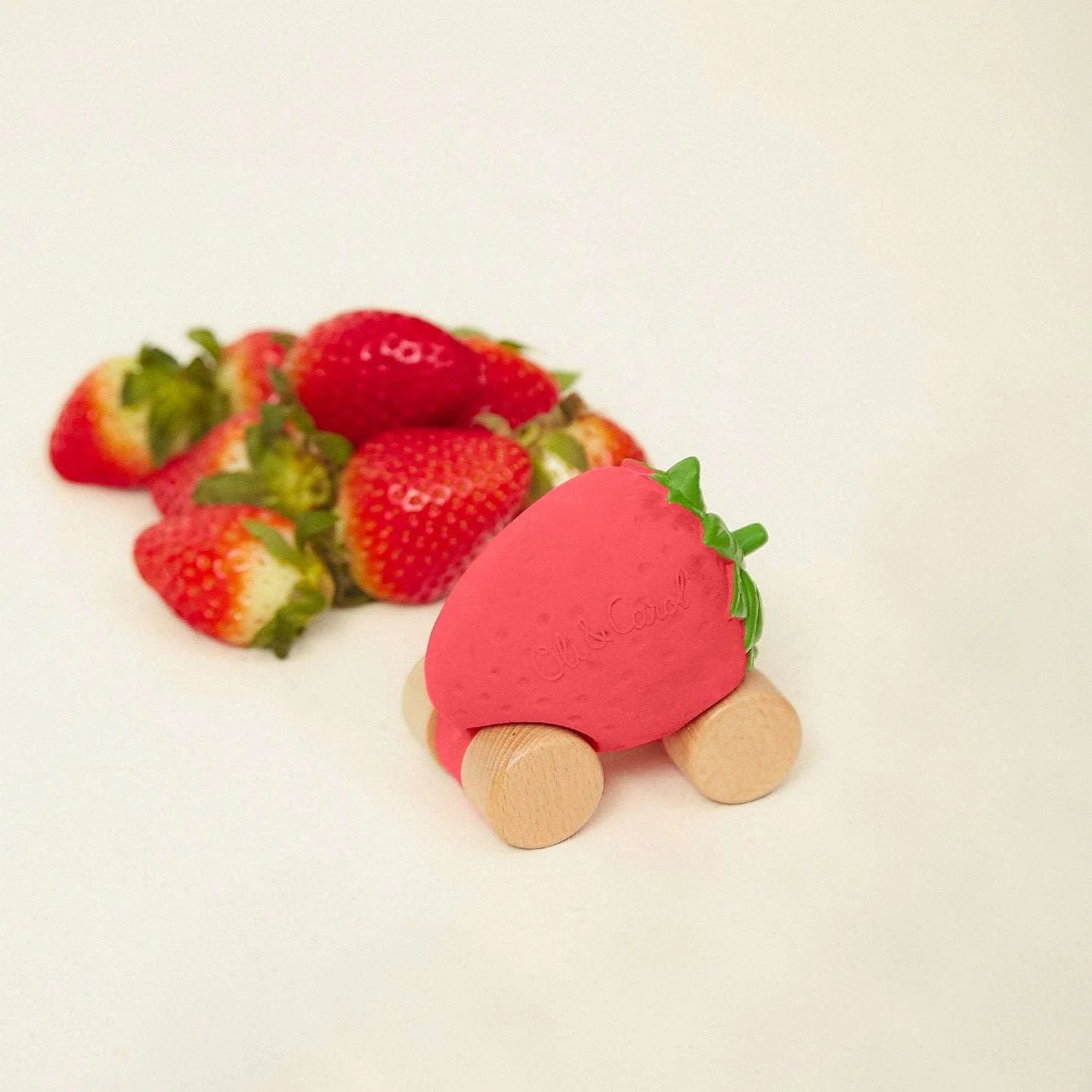 Speelgoedauto Sweetie the Strawberry met garage & racebaan - 0+ jaar - Natuurrubber & FSC-hout - Oli&Carol