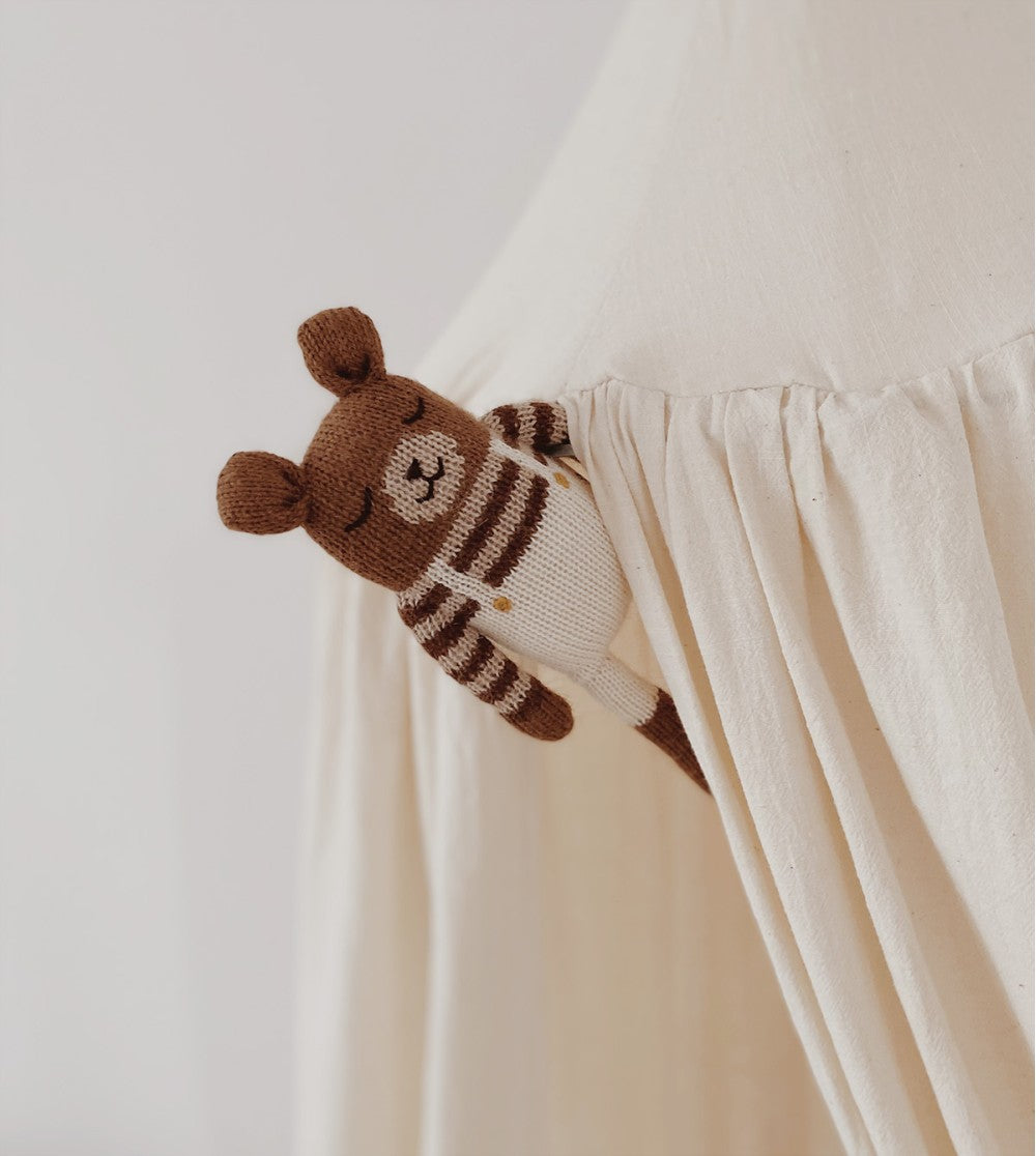 Gebreid knuffel beer/teddy - Ecru overalls  - Alpaca wol - Main Sauvage