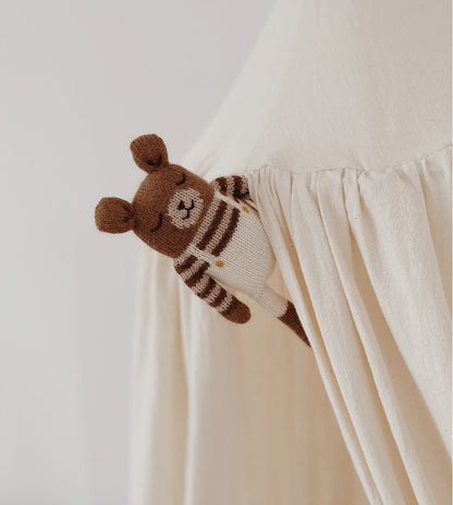 Gebreid knuffel beer/teddy - Ecru overalls  - Alpaca wol - Main Sauvage