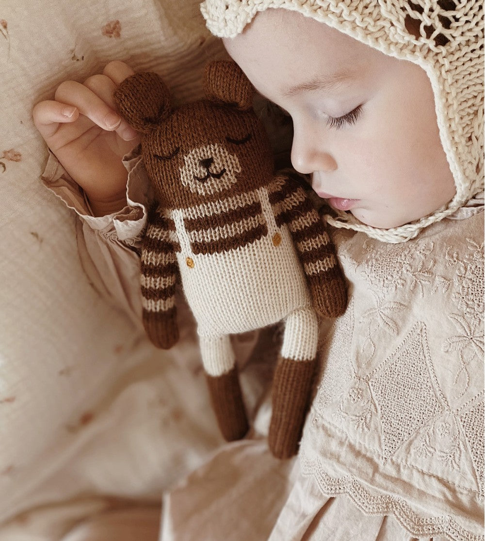 Gebreid knuffel beer/teddy - Ecru overalls  - Alpaca wol - Main Sauvage