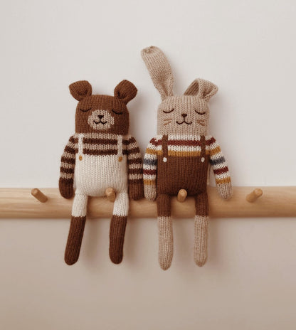 Gebreid knuffel beer/teddy - Ecru overalls  - Alpaca wol - Main Sauvage