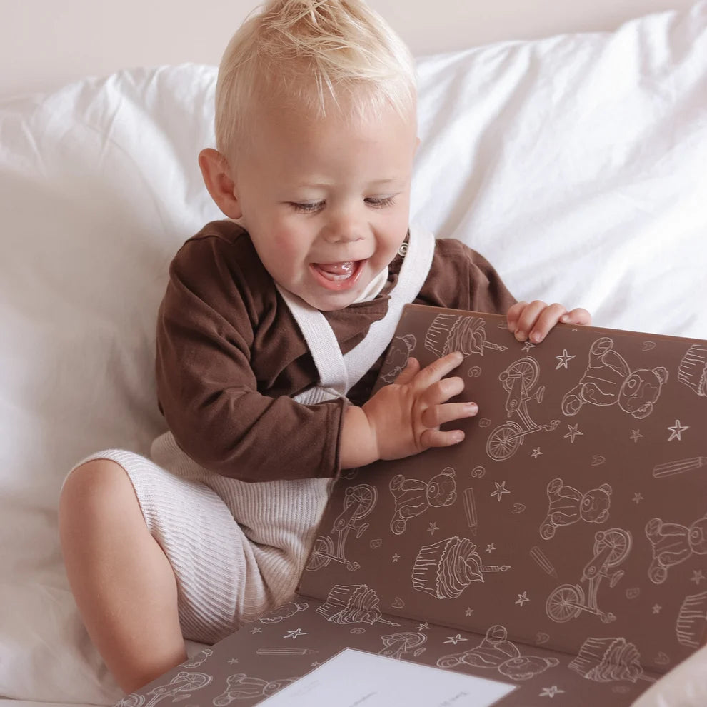 Toen jij steeds groter werd – Childhood Keepsake Journal from 1 to 10 Years with Memories & Milestones – Birth Lines