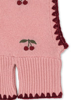 Wollen balaclava Collette – Pale Blush – Konges Sløjd: detail van de kersen, donkere rand en ribboord van de balaclava.