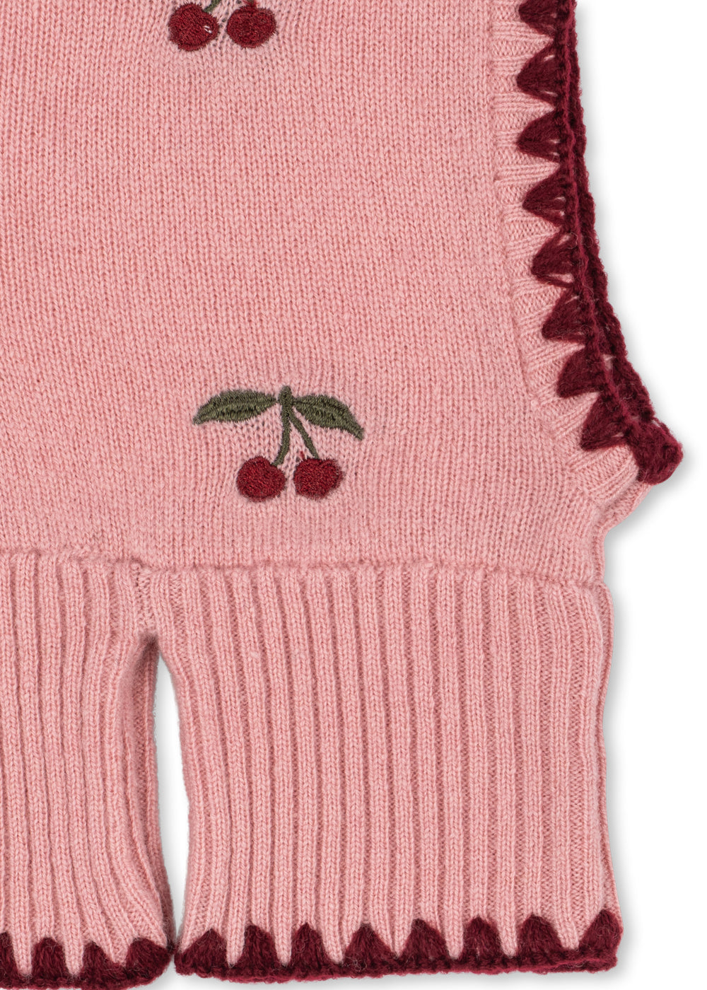 Wollen balaclava Collette – Pale Blush – Konges Sløjd: detail van de kersen, donkere rand en ribboord van de balaclava.
