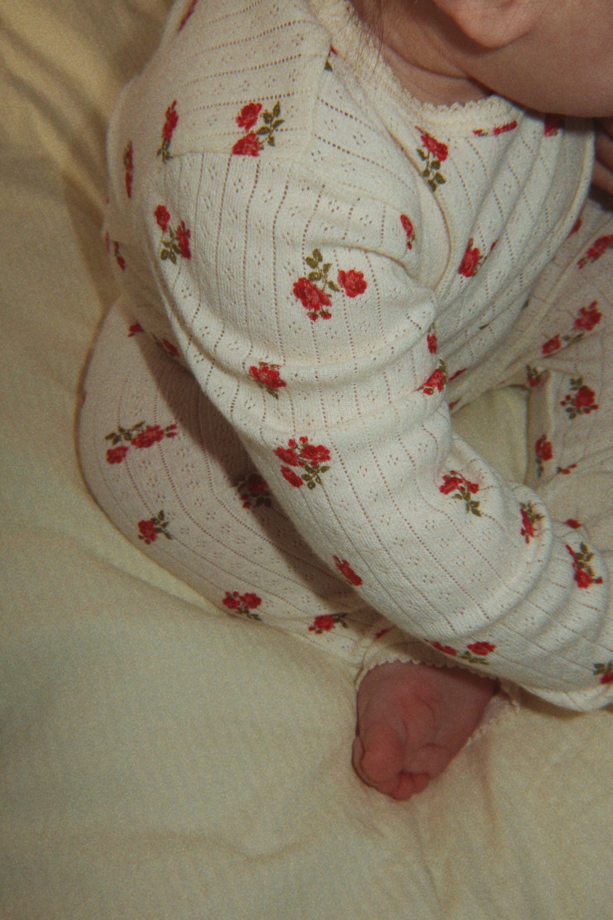 Minnie Pants – Rosa Rouge – Weiche Babyhose mit Blumenprint – GOTS Bio-Baumwolle – Konges Sløjd