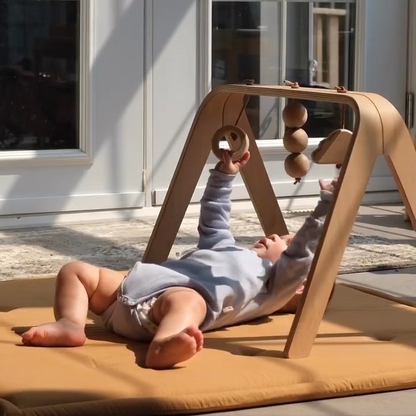 NAHO speelboog met houten speelgoed - Baby gym - Charlie Crane