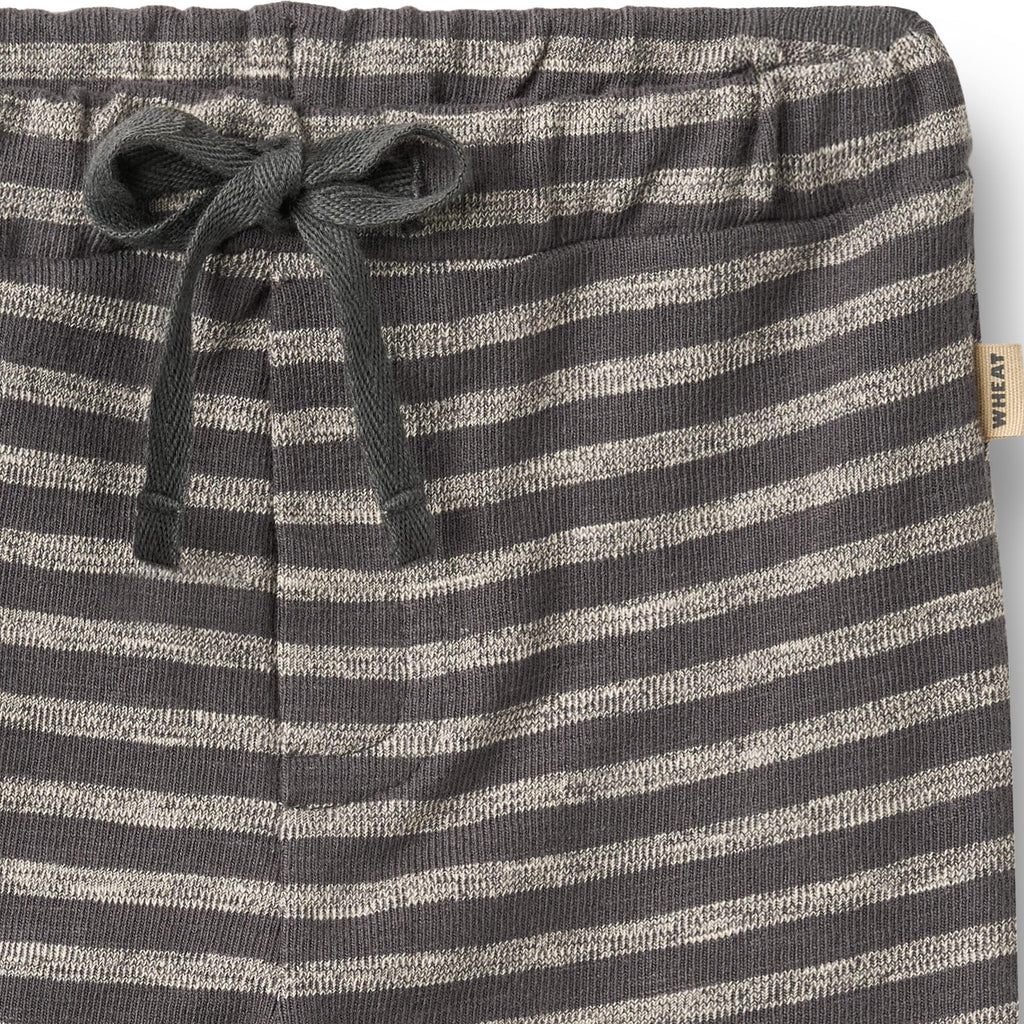 Short Manfred Jersey - Rayures gris anthracite - Gros plan sur le coton biologique