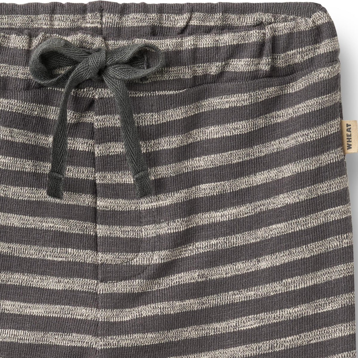 Short Manfred Jersey - Rayures gris anthracite - Gros plan sur le coton biologique