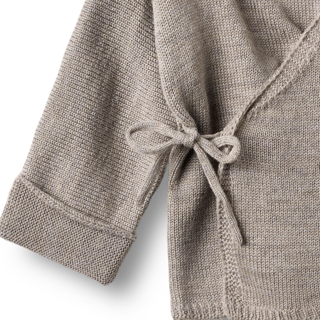 Gilet cache-cœur Cleo - Gris Lune - 100 % laine mérinos - Blé
Gros plan