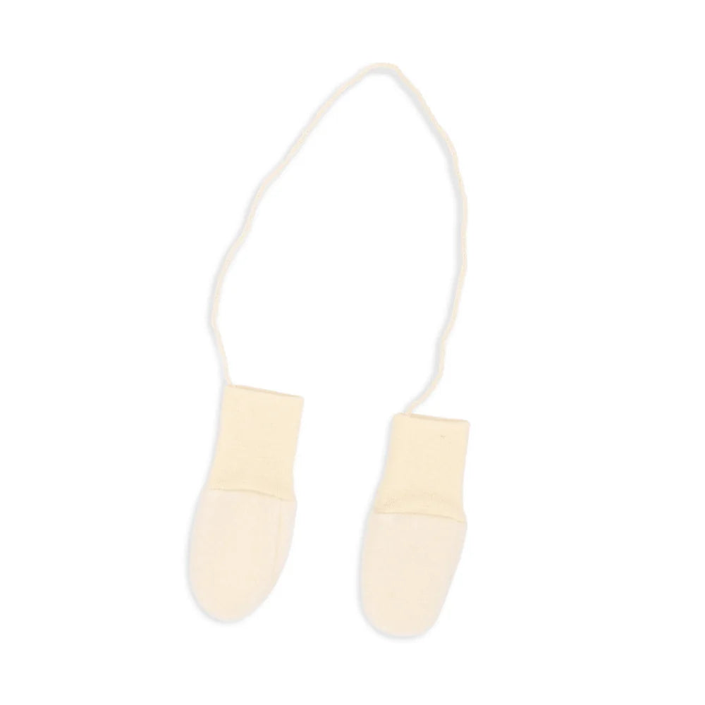 Mittens with cord – Wool fleece – Engel Natur: pair of cream mittens connected by a cord.